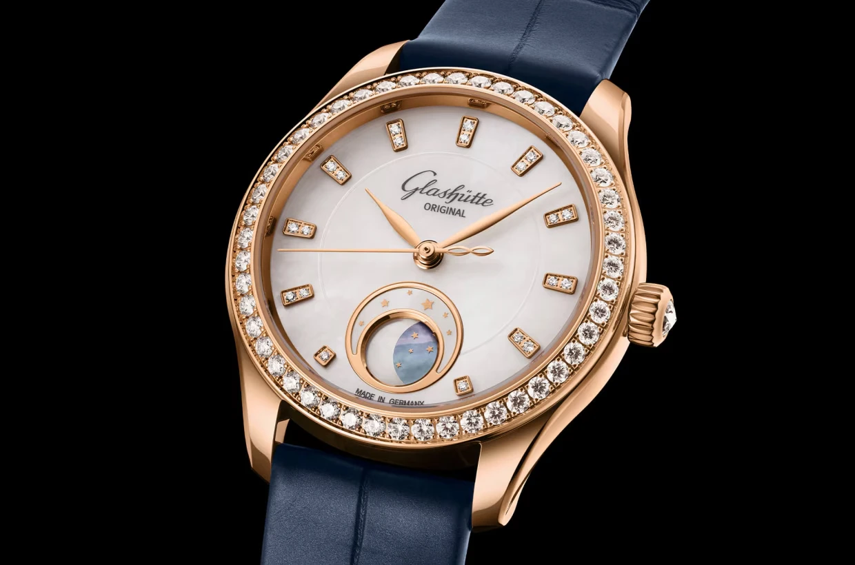 Glashütte Original Serenade Luna：紅金錶殼鑲鑽錶圈、白色貝母錶盤、月相顯示與深藍鱷魚皮錶帶